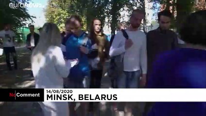 Vücutlarındaki morlukları gösteren Belaruslu eylemciler: Bu polis şiddeti