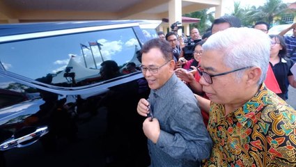 Johor MB ignores questions about his supposed UPM degree