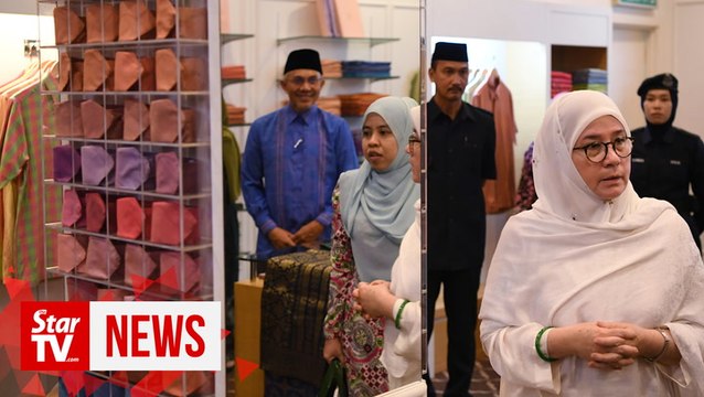 Queen visits Tenun Pahang Diraja Felda