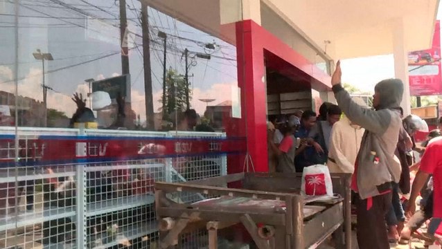 Indonesia quake victims loot shops amid food shortage