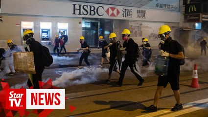 Télécharger la video: Watch how Hong Kong protesters extinguish tear gas