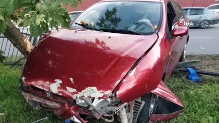Samsun'da otomobil korkuluklara ve ağaca çarptı: 1 yaralı