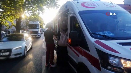 Motosiklet otomobile çarptı: 2 yaralı