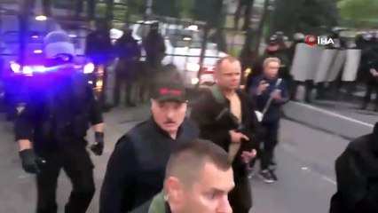 - Belarus Devlet Başkanı Lukaşenko, elinde silahla başkanlık konutuna geldi