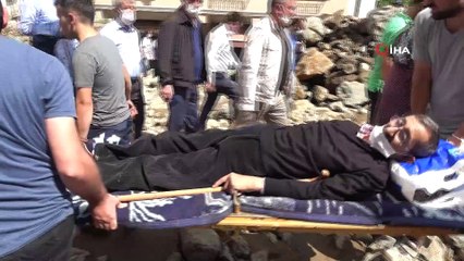 Selde düğün salonunda mahsur kalan 2 kişi kurtarıldıktan sonra rahatsızlanınca hastaneye kaldırıldı