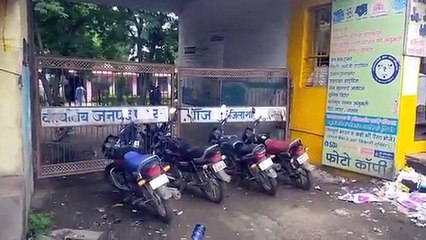 पंचायत का मुख्य दरवाजा बंद होने से सैकड़ों लोग परेशान