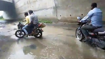 सिरोलिया पुलिया के नीचे जल जमाव, गड्ढे से बाइक सवार परेशान