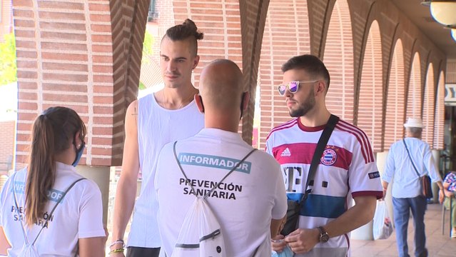 Informadores conciencian a vecinos de Colmenar Viejo de medidas contra el virus