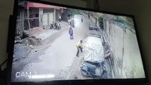 सड़क पर खड़ी कार पर जमकर पथराव, वीडियो सीसीटीवी कैमरे में कैद