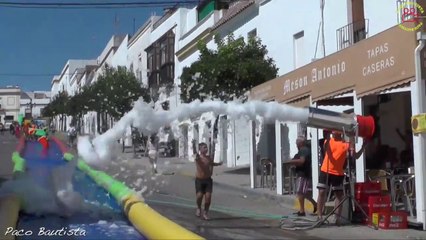 2017-08-03 TOBOGÁN ACUATICO EN EL BARRIO BAJO ARCOS DE LA FRONTERA
