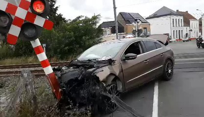Blandain Train voiture passage niveau anc gare