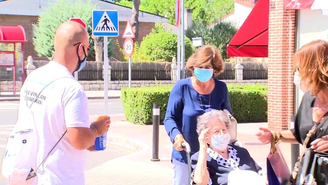 Informadores conciencian a vecinos de Colmenar Viejo de medidas contra el virus