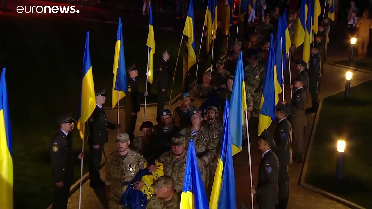 Feiertag in der Ukraine: Kiew hisst riesige Nationalflagge