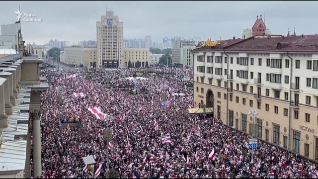 Des dizaines de milliers de Biélorusses rassemblés dans les rues de Minsk contre la réélection de leur président