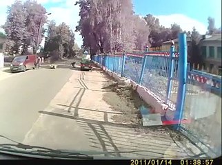 Ce motard prend une énorme gamelle et se relève tranquillement... Chanceux