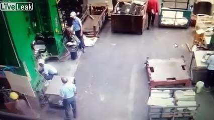 Cet ouvrier va passer tout prêt du drame... Chanceux