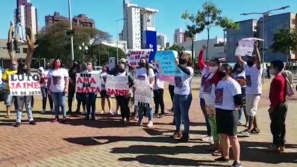 Família de Jaine Damásio realizam manifestação pedindo ajuda para encontrar homem acusado de feminicídio