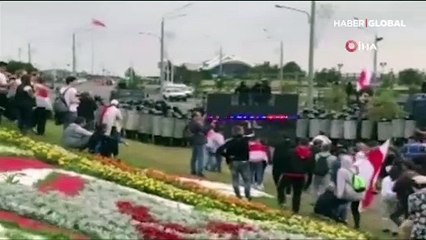 Belarus Devlet Başkanı Lukaşenko, elinde silahla başkanlık konutuna geldi
