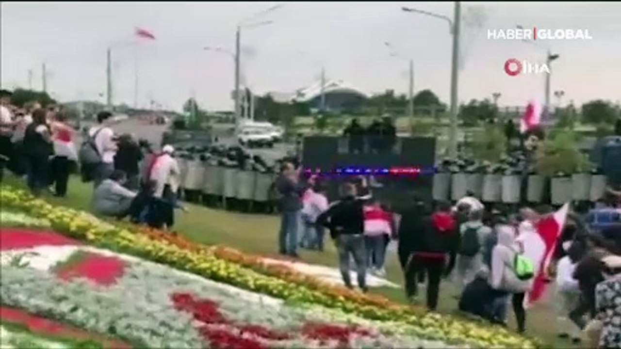 Belarus Devlet Başkanı Lukaşenko, elinde silahla başkanlık konutuna geldi