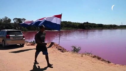 Con sus desechos, una curtiembre tiñó de rojo un pequeño lago en Paraguay