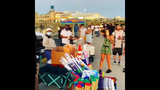 6ix9ine In The Streets Of LA - Tekashi 6ix9ine In Los Angeles Paying Respect To Nipsey Hussle in Los Angeles at Mural