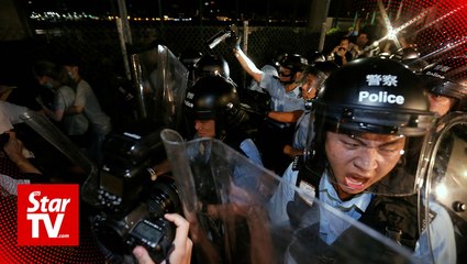 下载视频: Hong Kong police force back protesters trying to storm parliament