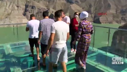 Tortum Gölü üzerindeki seyir terası turistlerin ilgi odağı | Video