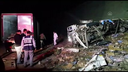 Erzurum'da dinamit yüklü kamyon devrildi: 2 ölü