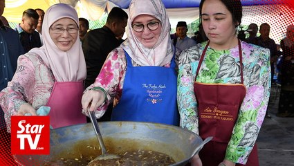 下载视频: Queen gives joy to children in Cheras home