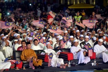 Thousands pray for harmony, unity and to be kept safe