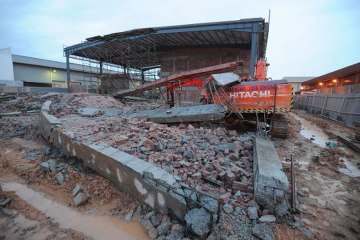 Three crushed to death by wall