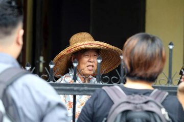 MH370 Family member: Daughter not dead until I see her body