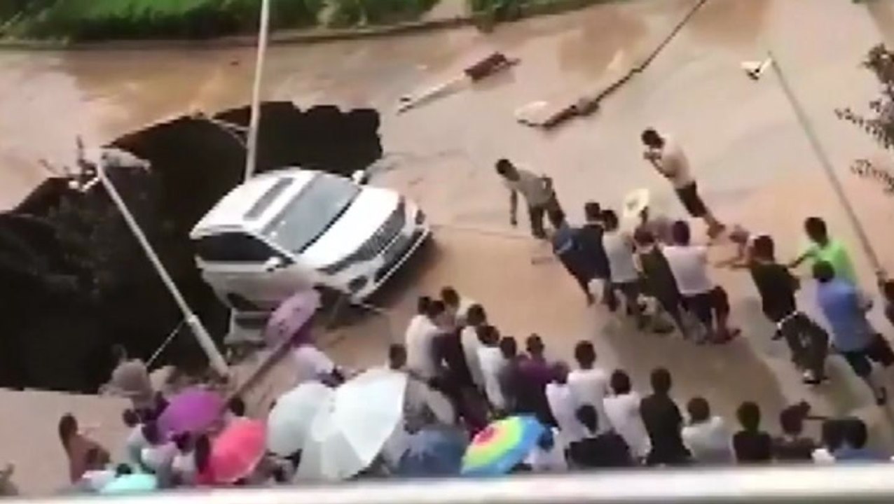 Car narrowly swallowed by sinkhole in China