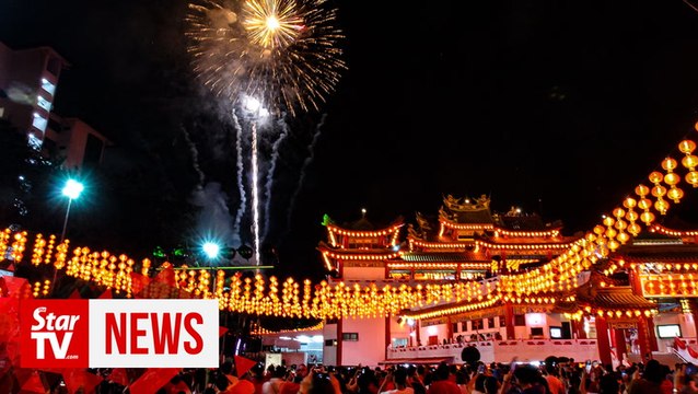 Crowds throng Thean Hou temple on CNY eve