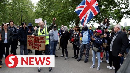 Tải video: Scuffles as police lead away anti-lockdown protesters in London