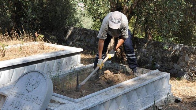 Eski milletvekili Rifat Adnan Akarca’nın mezarı babalık davası için açıldı