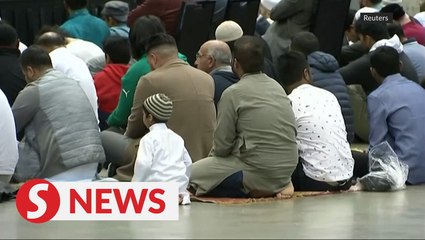 下载视频: Christchurch Muslims attend Friday prayers ahead of one year mass shooting anniversary