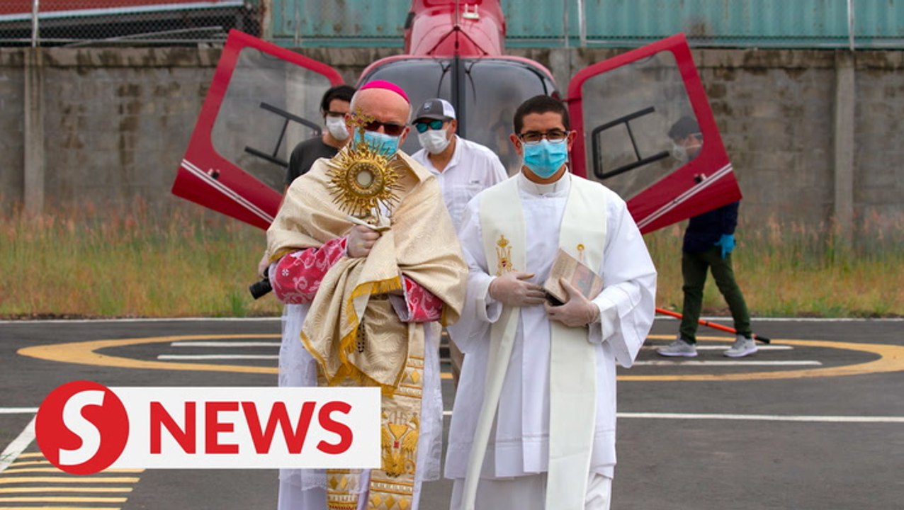 Ecuadorian churches lead Holy Thursday blessings from the air