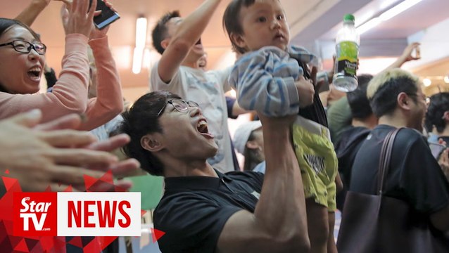 Hong Kong democracy camp heads for stunning polls win