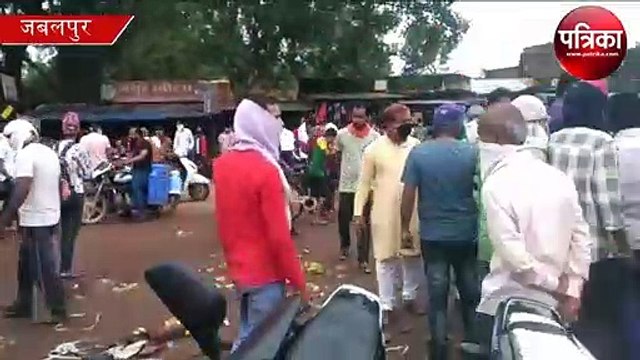 सब्जी बेच रहे आदमी पर चढ़ा मिनी ट्रक, मौके पर मौत तीन घायल- देखें वीडियो