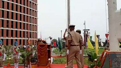 पुलिस मुख्यालय में डीजीपी ने फहराया तिरंगा