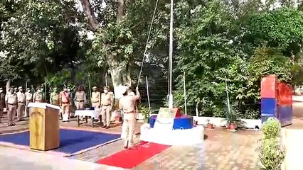 झांसी पुलिस लाइन में ध्वजारोहण किया गया