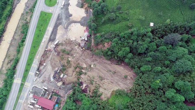 Of’ta sel ve heyelanın hasarı, gün ağarınca ortaya çıktı