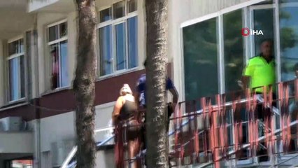 Kendilerine aile süsü veren plaj fareleri Ayvalık polisi’nden kaçamadı