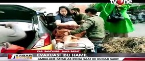 As Roda Ambulans Patah Ibu Hamil Dievakuasi ke Mobil Patroli