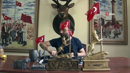 Heykeltıraştan geyik ve kurt çalışması
