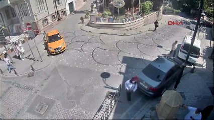 Turistin telefonunu çalan taksici yakalandı