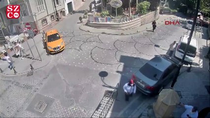 Turistin cep telefonunu çalan taksici kamerada