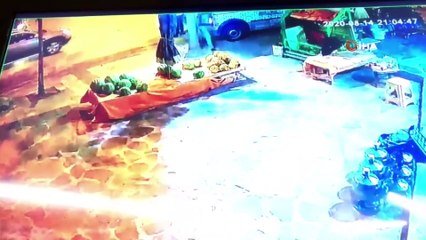 Direksiyon hakimiyetini kaybeden sürücü trafik lambalarına çarptı...O anlar kamerada