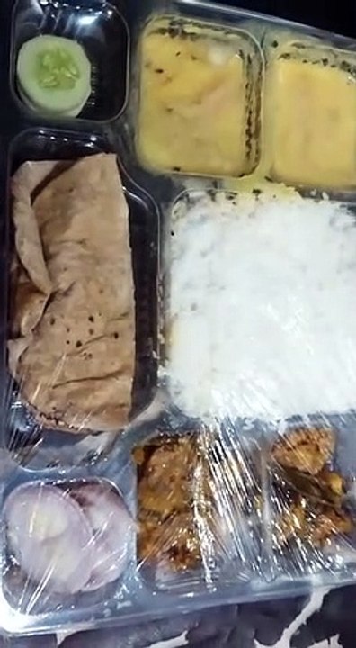 Ambikapur- कोरोना मरीजों को दे रहे 200 रुपए वाला पौष्टिक भोजन, खासियत है कीड़े मिलने की गारंटी